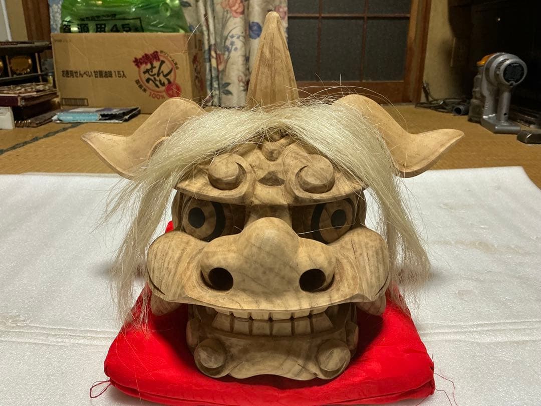 獅子木製置物／楠製【座布団付き　縁起物　インテリア置物】。