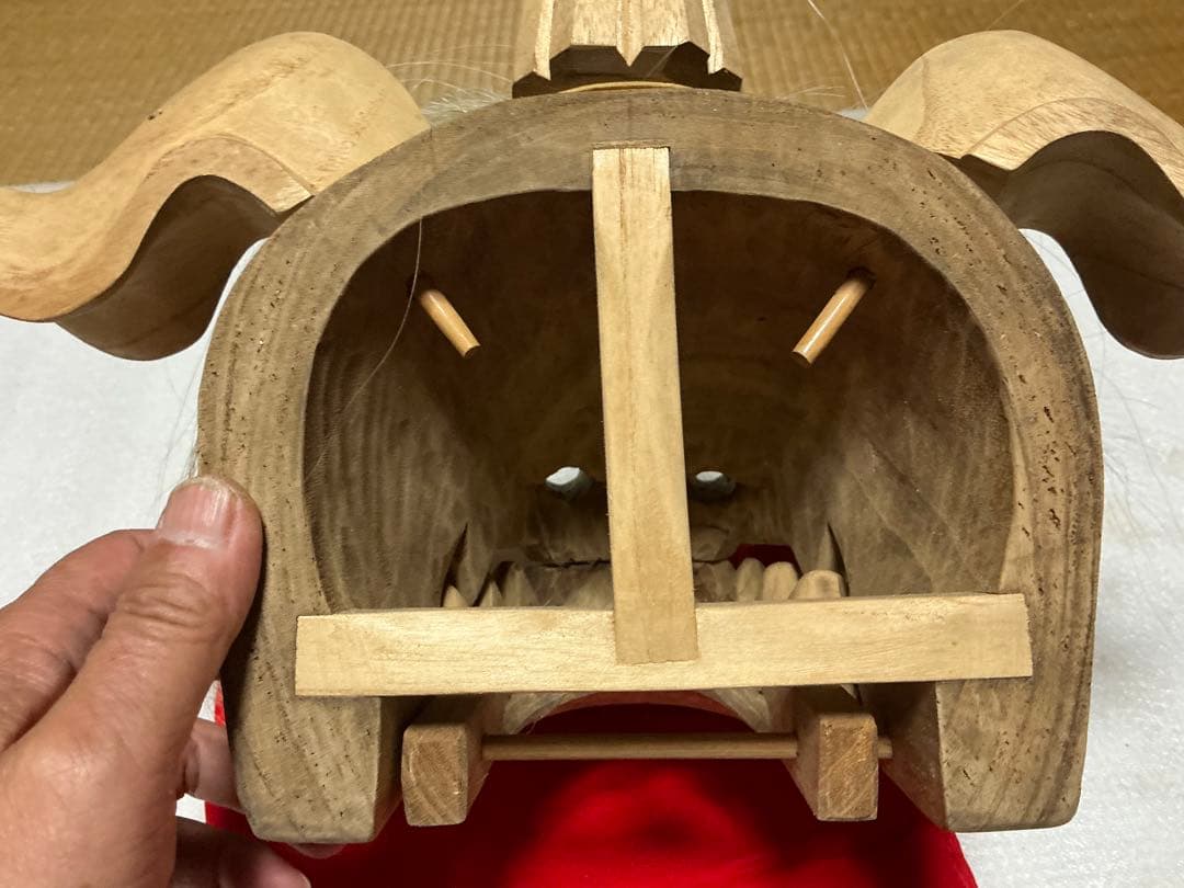 獅子木製置物／楠製【座布団付き　縁起物　インテリア置物】。