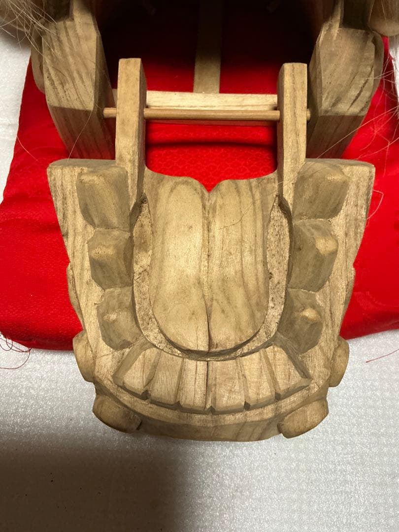 獅子木製置物／楠製【座布団付き　縁起物　インテリア置物】。