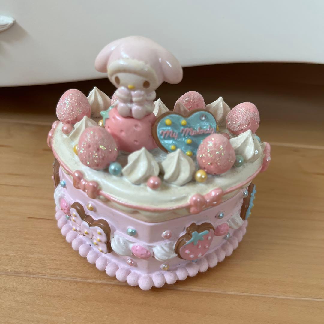 ピンクのケーキ型置物 マスコット付き