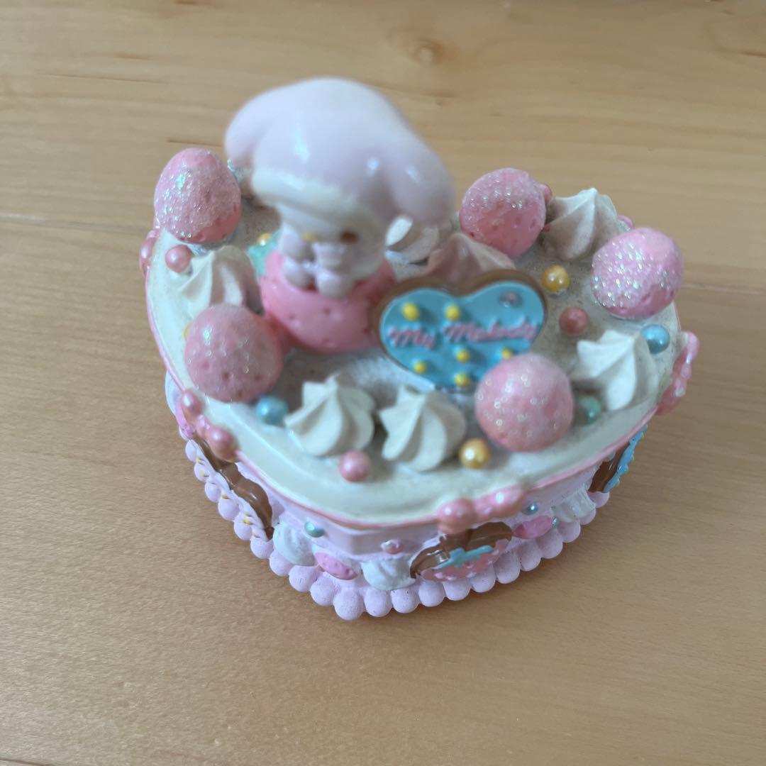 ピンクのケーキ型置物 マスコット付き