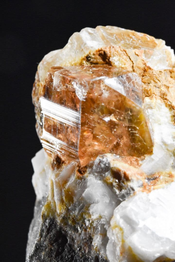 パキスタン カトラン産 インペリアルトパーズ原石3