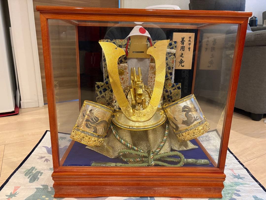 五月人形 伝統的な武士の兜 ガラスケース付き
