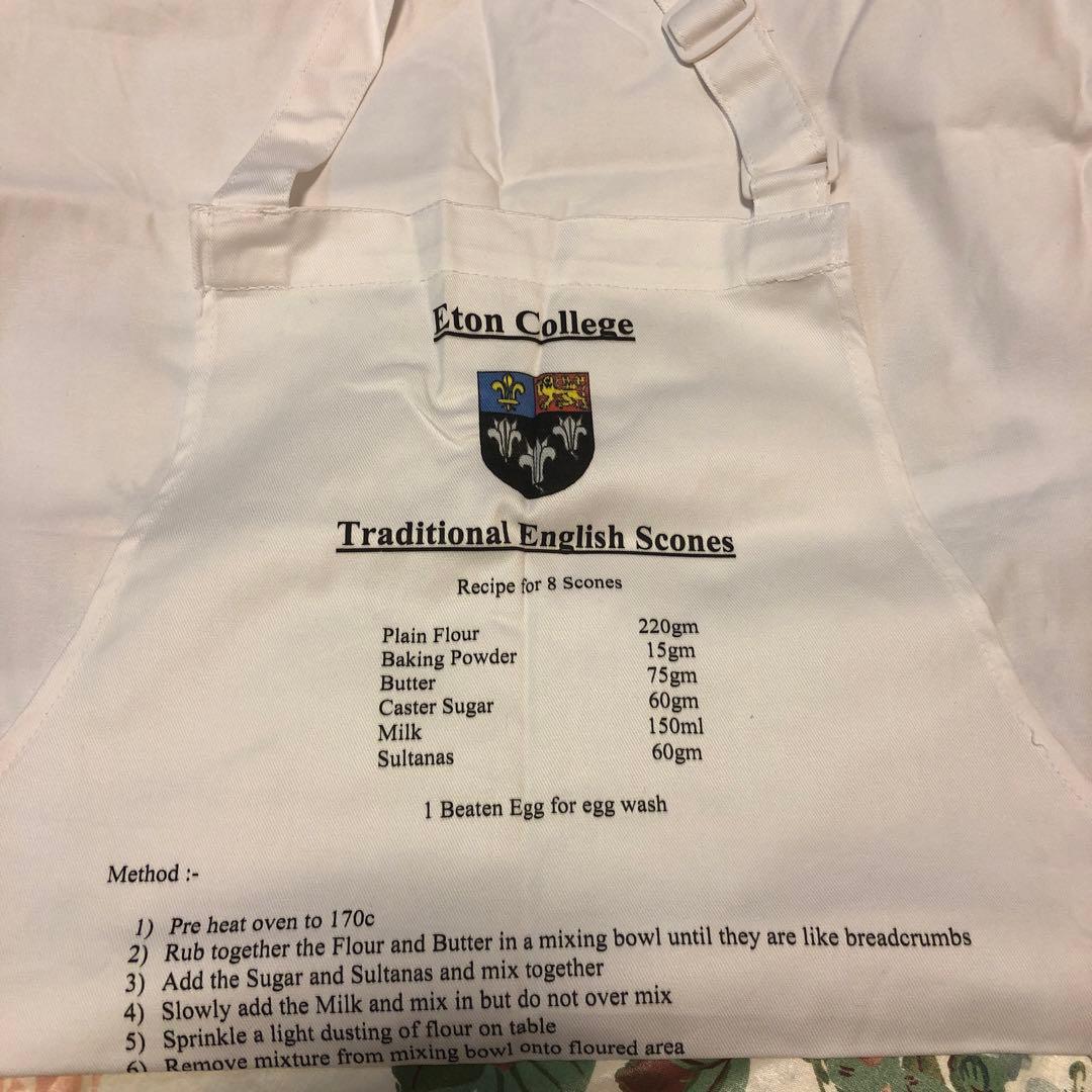 入手困難　イギリス　イートン校　エプロン