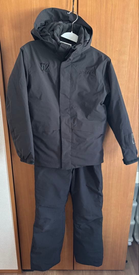 Phenixのスキーウェア、スノーボードウェアの上下セット