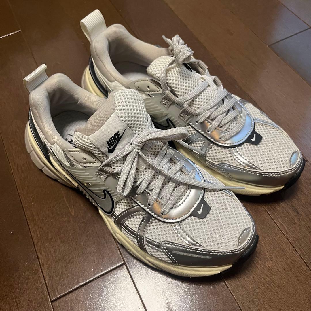 極美品！！Nike シルバー スニーカー　V2K RUN 24センチ