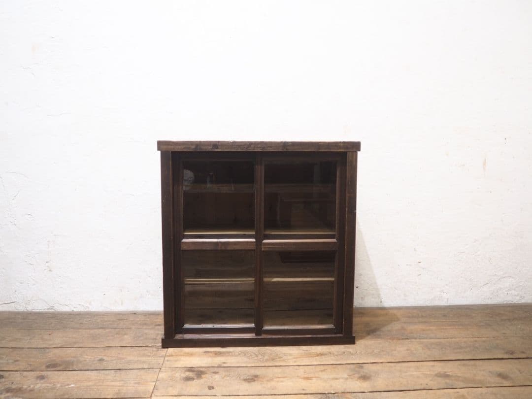 1156 アンティーク　波ガラスの飾り棚　食器棚　ガラスケース　古家具　レトロ