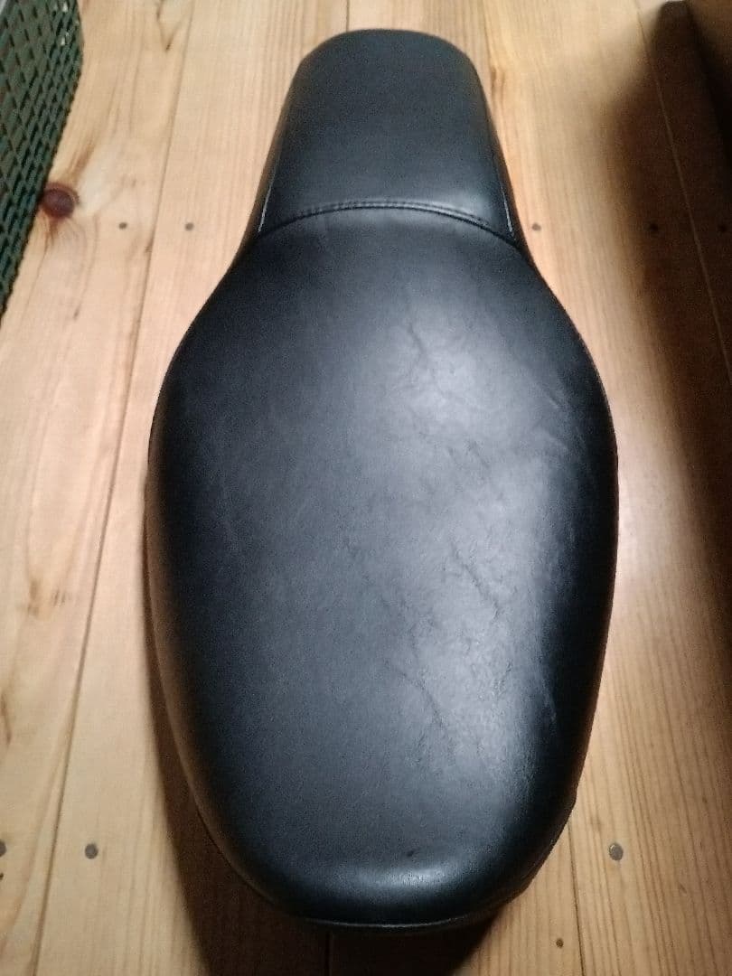 ラ*ー様 ハーレースポーツスターxl1200美品 バイクシート 黒 スリムデザイ