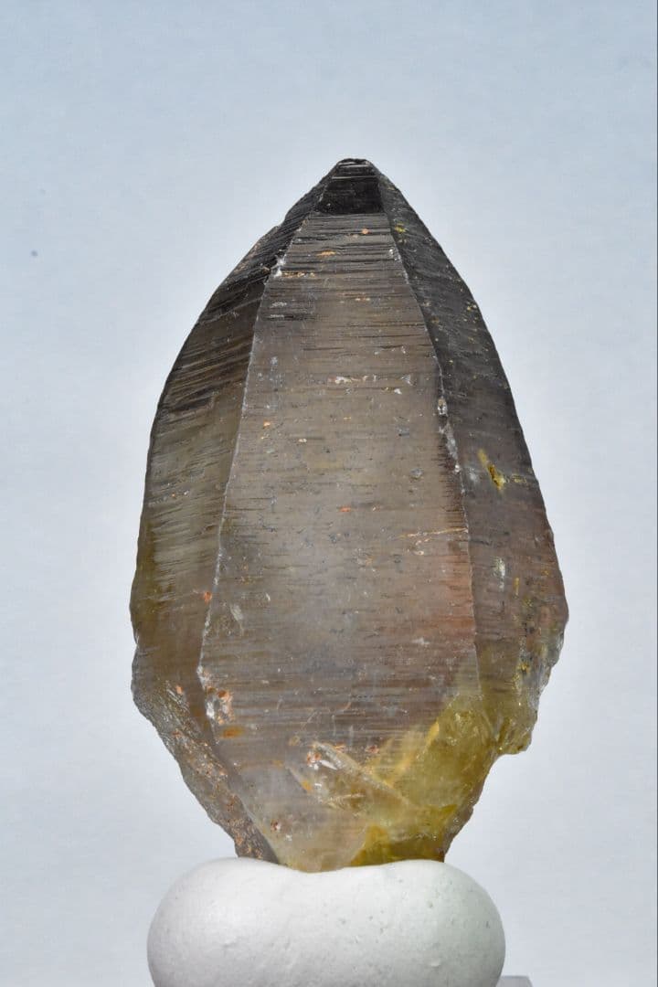 モンドクォーツ2023 条線が特徴のズングリスモーキークォーツ