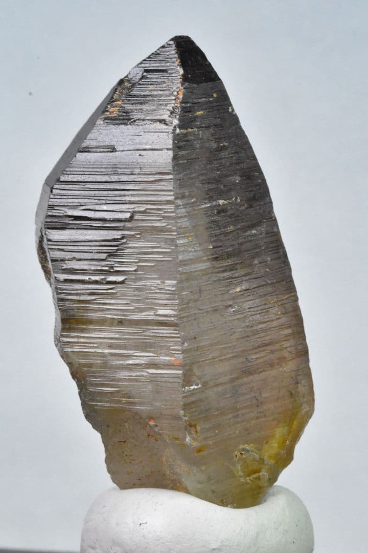 モンドクォーツ2023 条線が特徴のズングリスモーキークォーツ