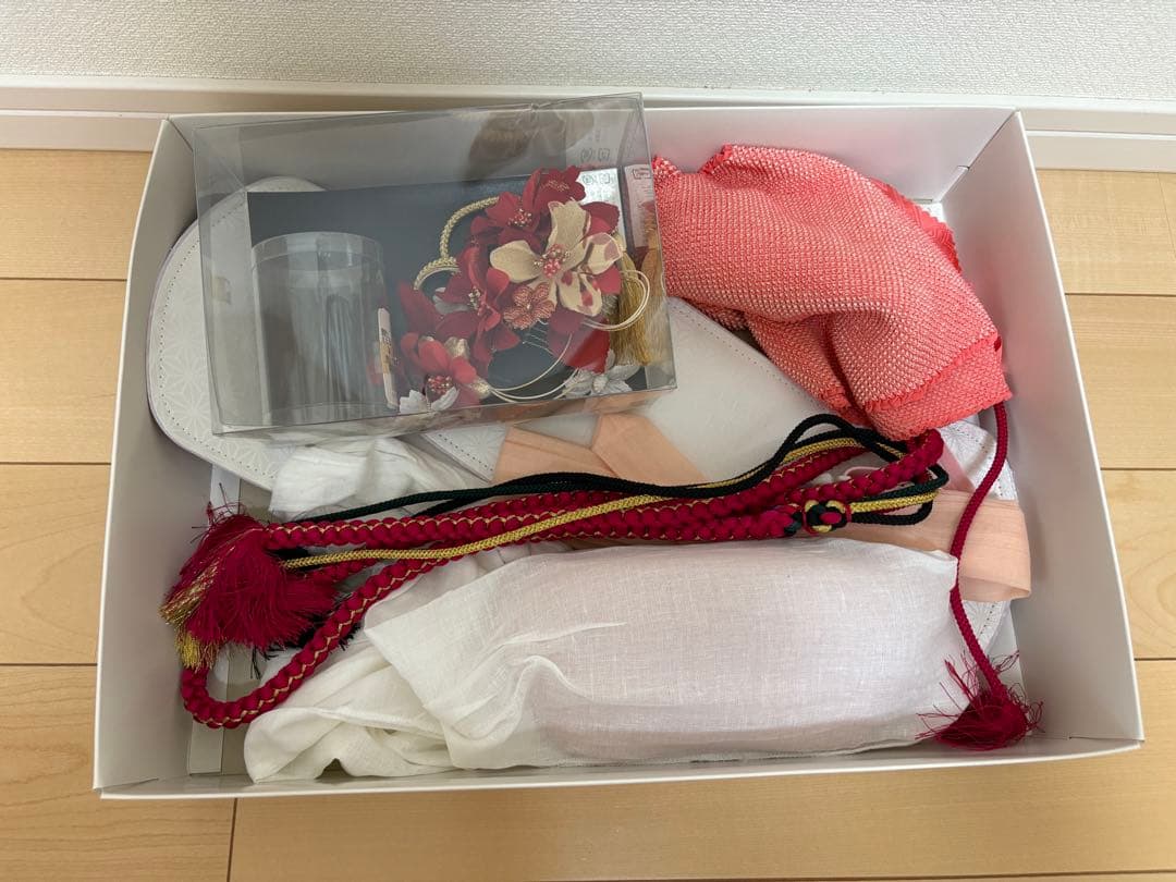 赤い花柄振袖（ファー襟付き） 着物友禅