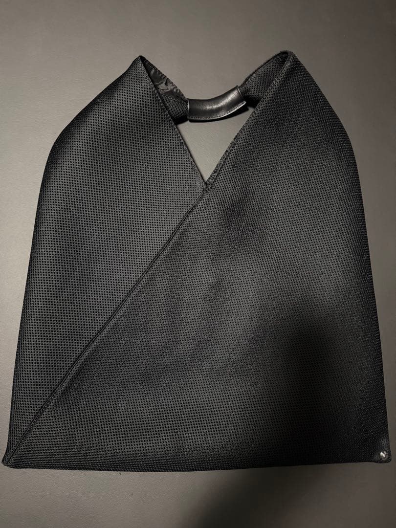 MM6 ブラックメッシュハンドバッグ