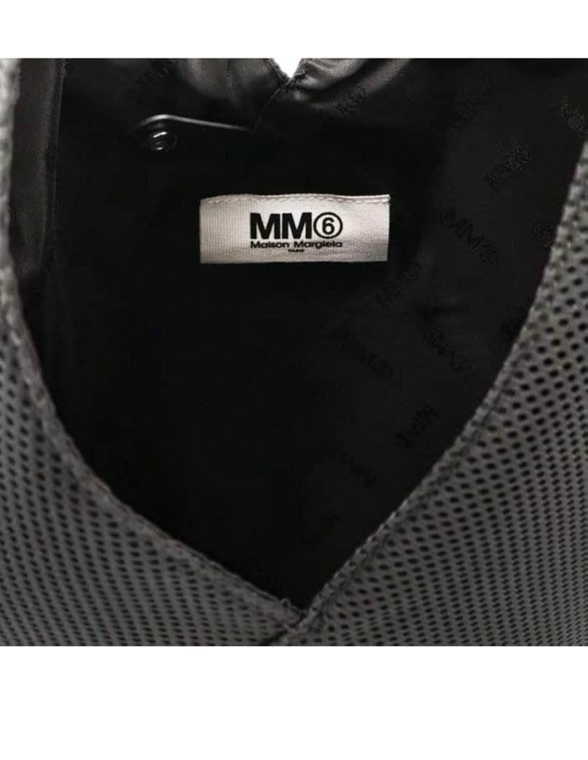 MM6 ブラックメッシュハンドバッグ