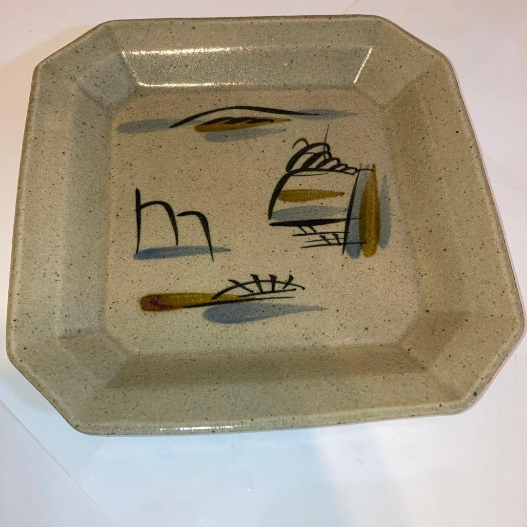 ベージュの八角形陶器皿