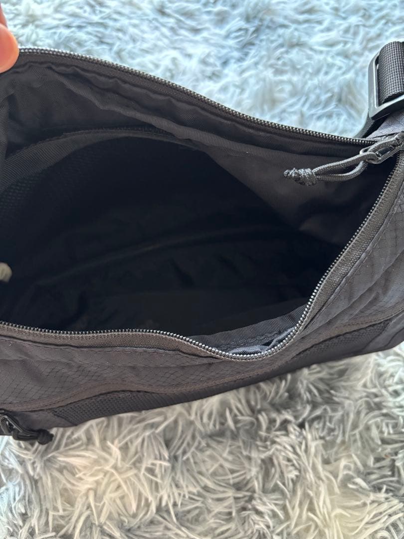 美品　Supreme Small メッセンジャーバッグ　ブラック　デザイン◎