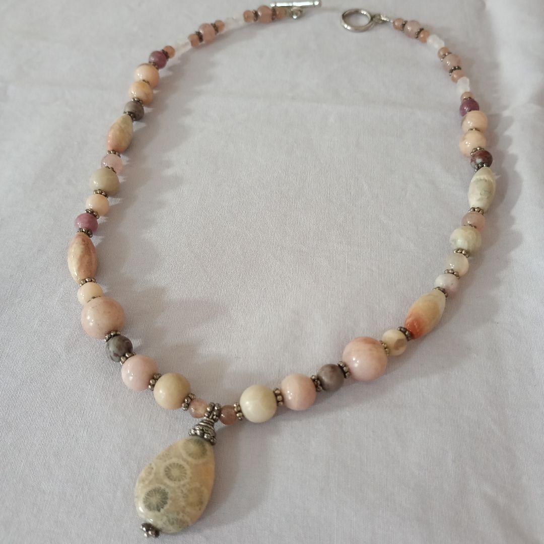 フォシルコーラルと天然石のネックレス