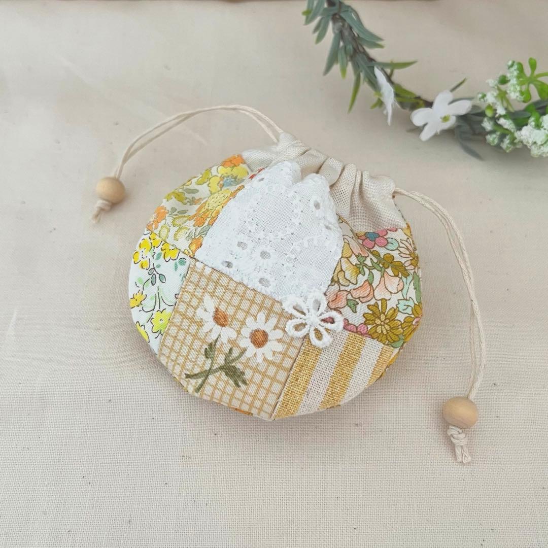 2405-61 手のひら巾着サシェ 香り袋 花柄 パッチワーク イエロー 黄色