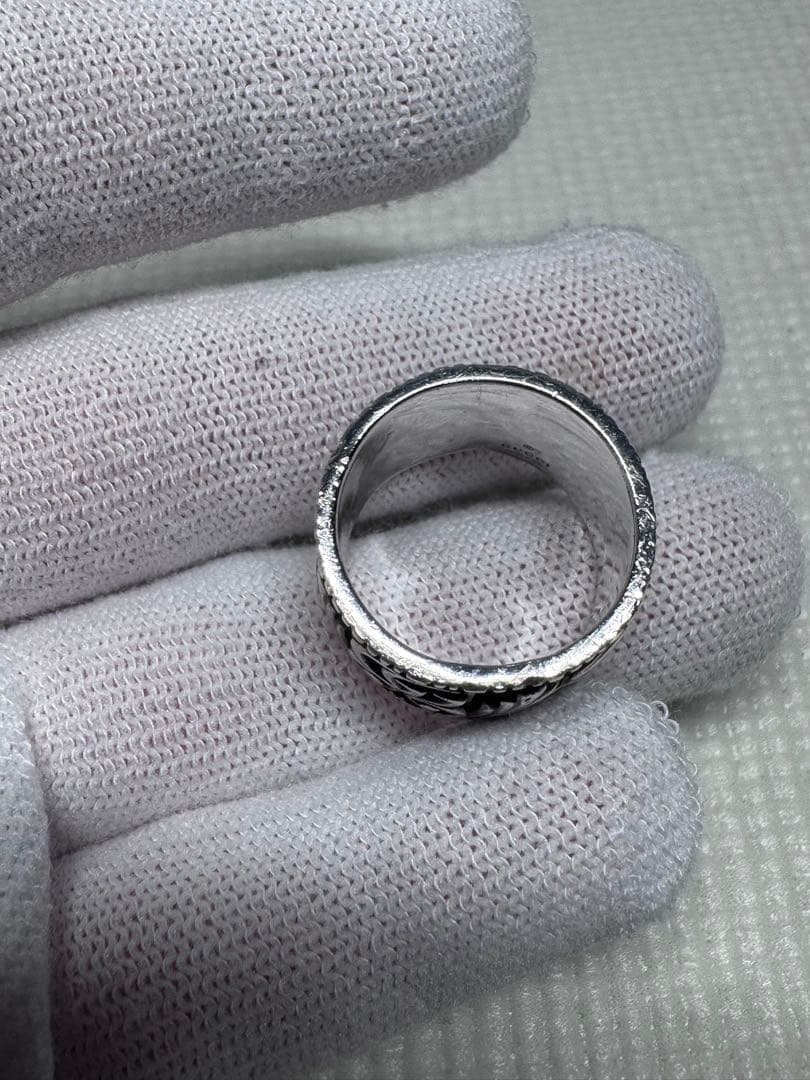 Gucci シルバーリング 装飾的な彫刻