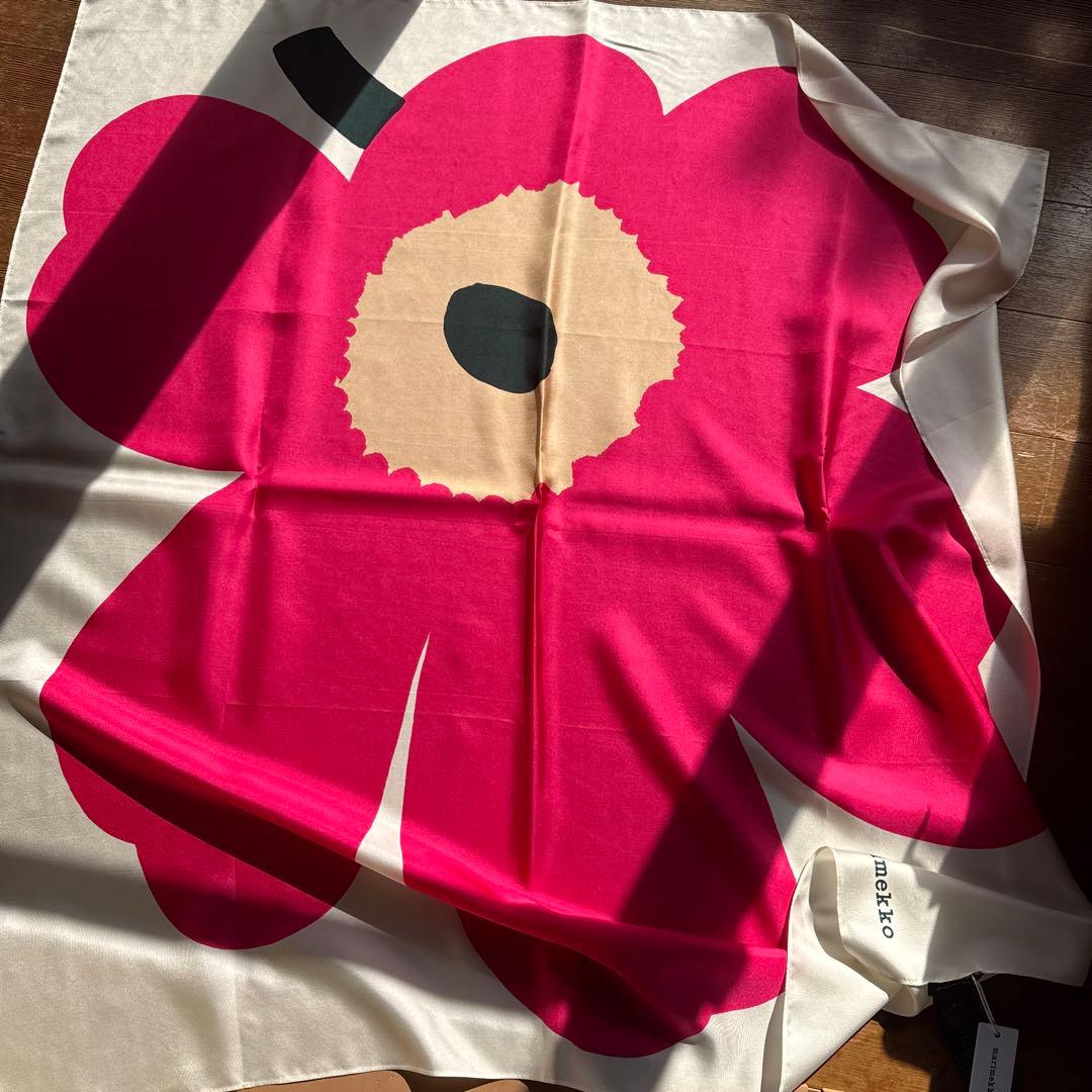 新品タグ付き マリメッコ シルクスカーフ ウニッコ