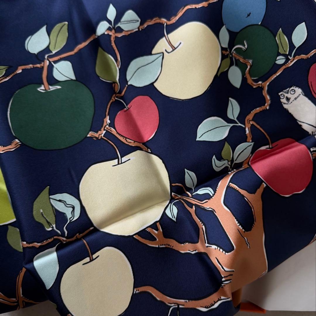 【新品未使用】エルメス 2026SS カレ90 ル・ポミエ・セリエ　ネイビー