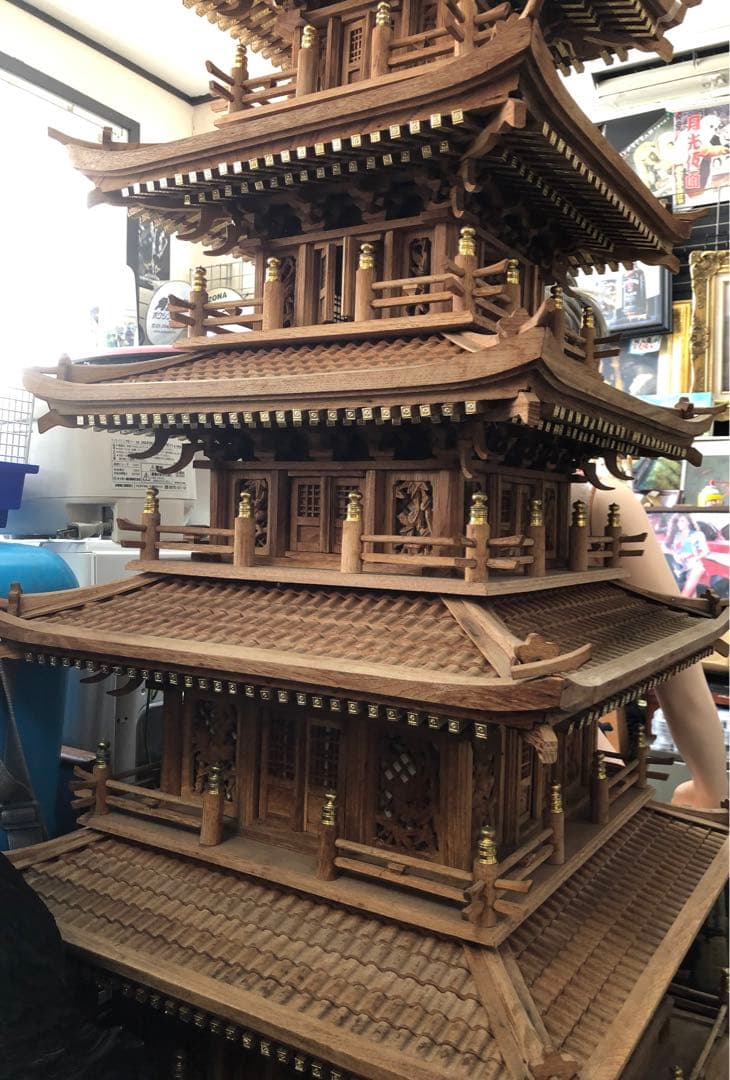 @maron-papa繊細な造りの木製五重の塔