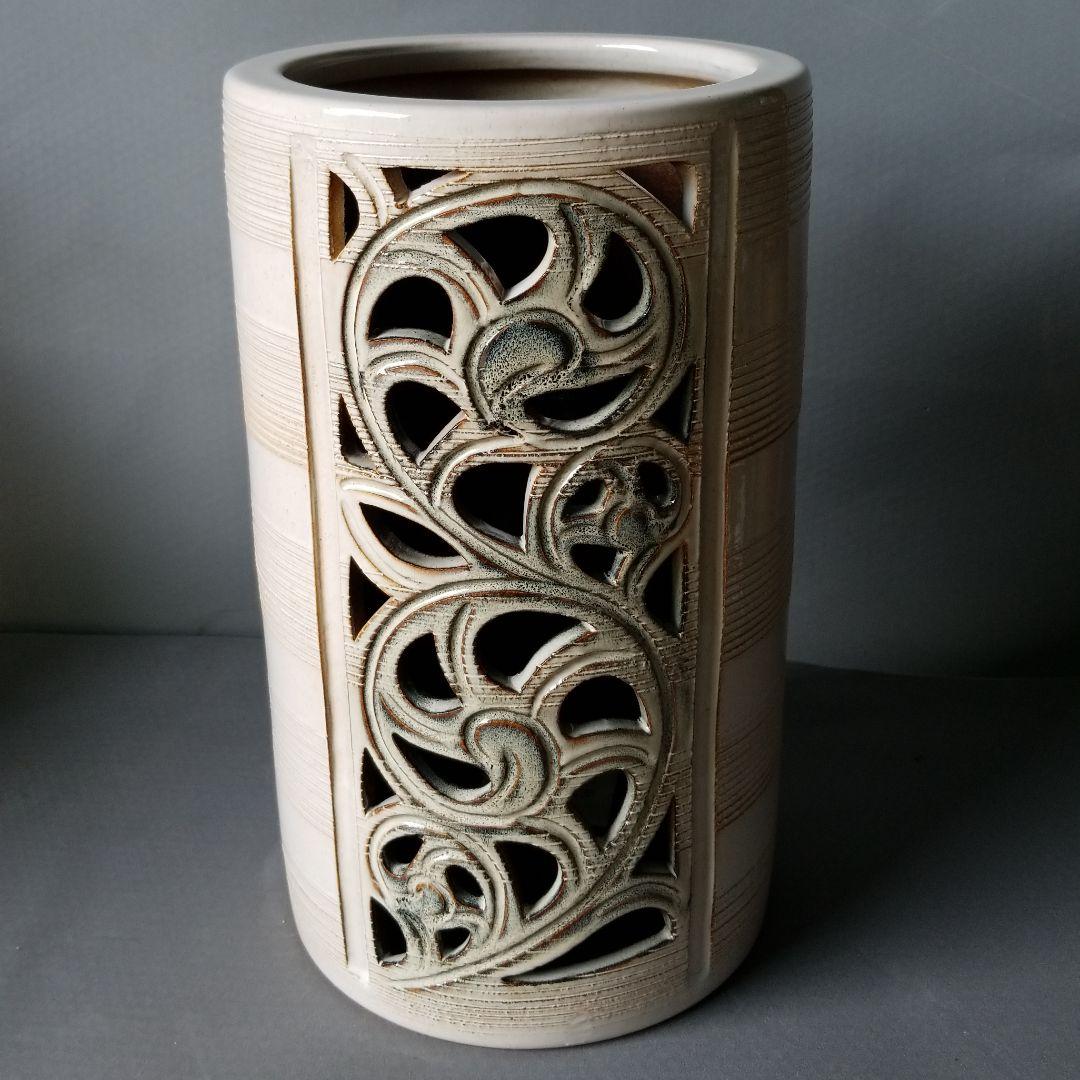 信楽焼　傘立て  唐草透かし彫 高さ４５cm