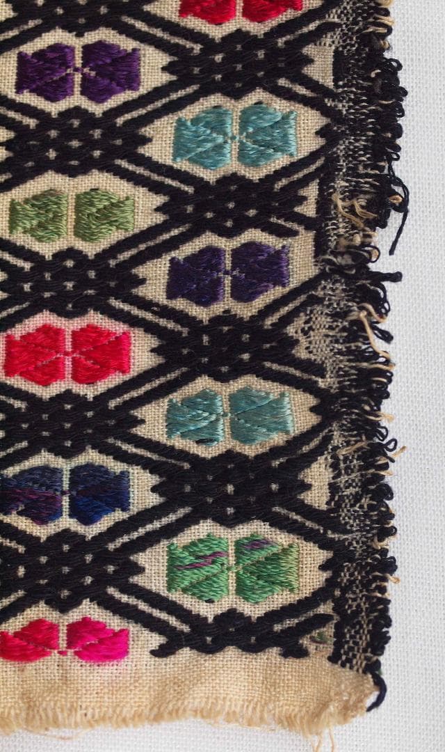 中国貴州省で入手、約300の格子状菱形紋に6花弁紋を加えた、少数民ミャオの刺繍布