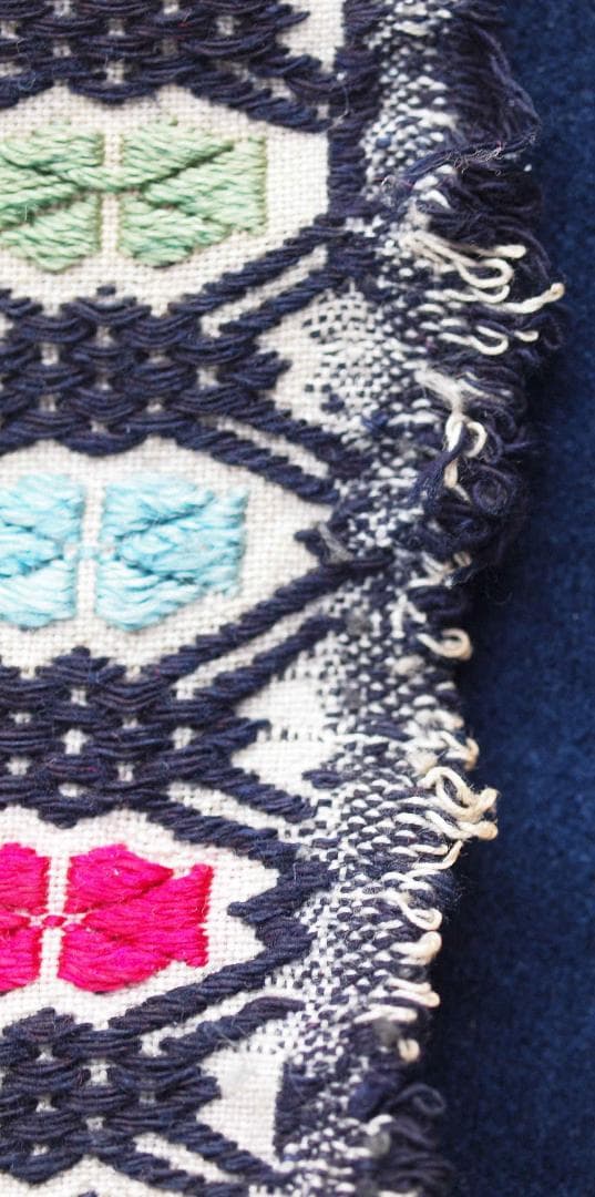 中国貴州省で入手、約300の格子状菱形紋に6花弁紋を加えた、少数民ミャオの刺繍布