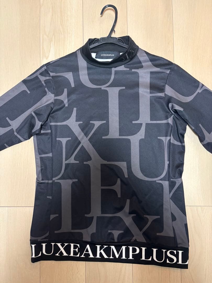 LUXEAKMPLUS ロゴデザインシャツ