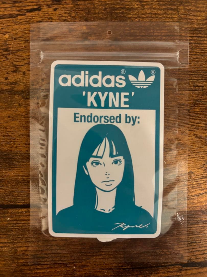KYNE ステッカー adidas スタンスミス