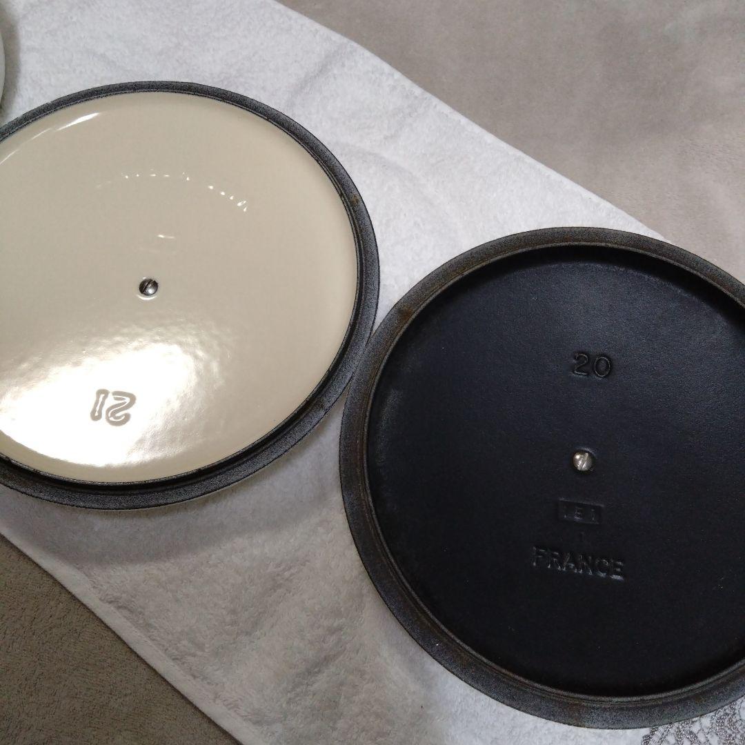 ルクルーゼ　ソーシエ　フラワーレリーフ 21＆ココットロンド20 レースレリーフ