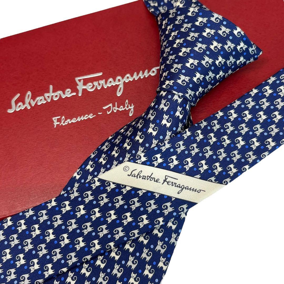 極美品⭐︎サルヴァトーレフェラガモ シルク100% イタリア製ネクタイ ブルー