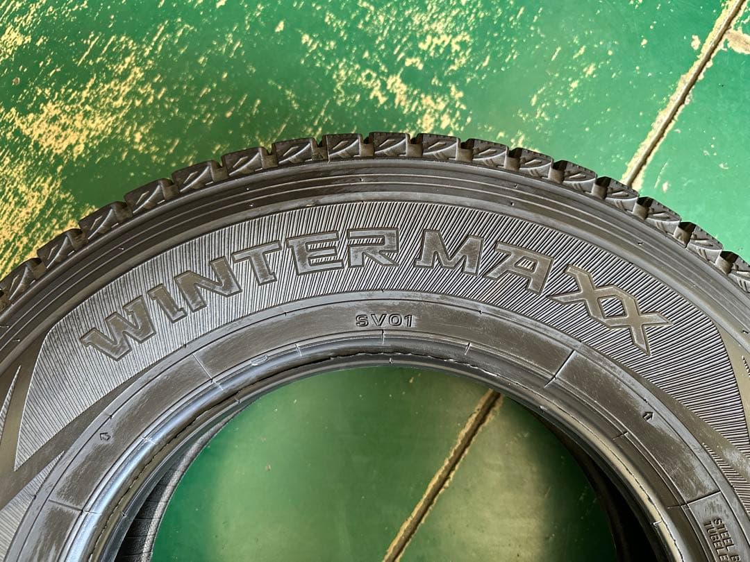 ダンロップWINTER MAXX195/80R15 SV01 4本セット