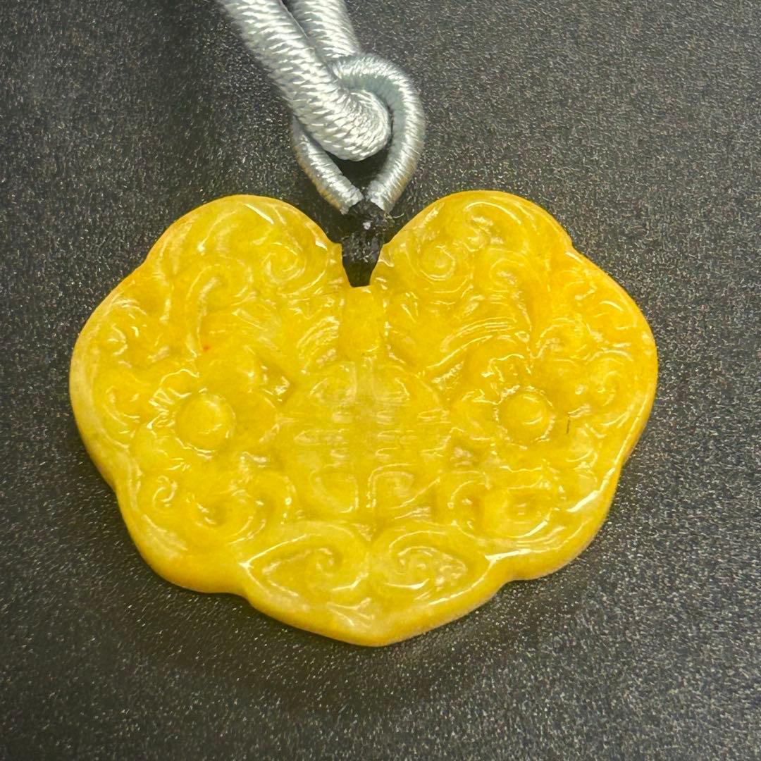 本翡翠ペンダント　キンモクセイ色　鎖模様　可愛い