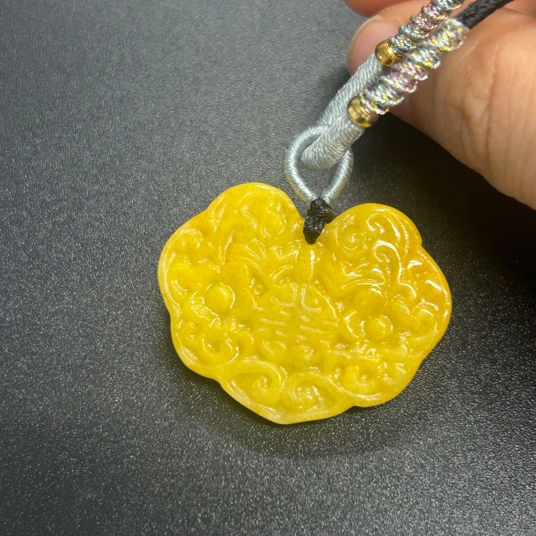 本翡翠ペンダント　キンモクセイ色　鎖模様　可愛い