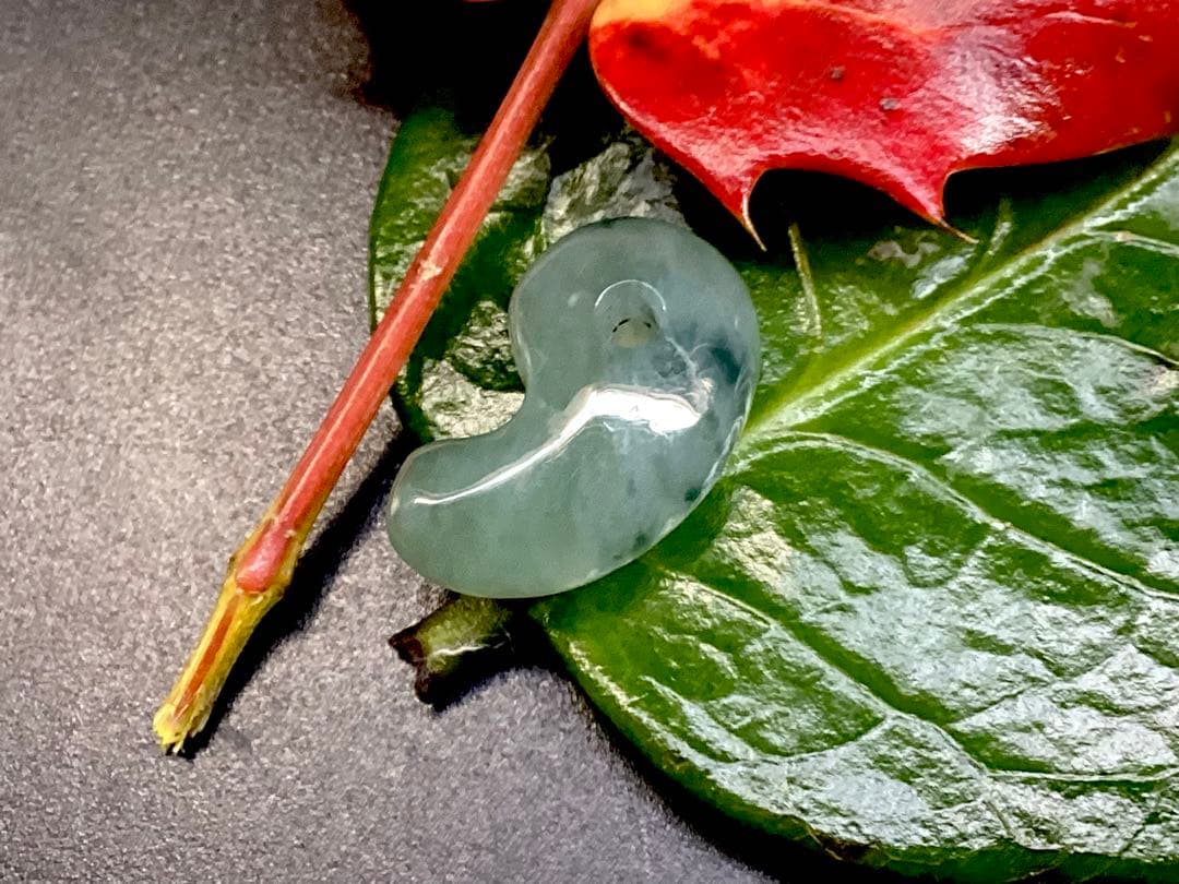 ✳鑑別書を取得するほどの驚きの透明感‼️糸魚川翡翠ジェダイト勾玉　コレクションに‼️