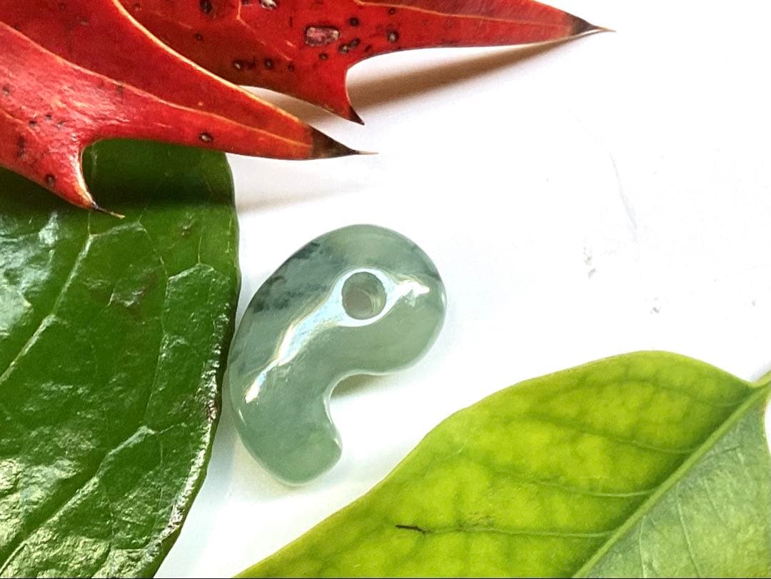 ✳鑑別書を取得するほどの驚きの透明感‼️糸魚川翡翠ジェダイト勾玉　コレクションに‼️