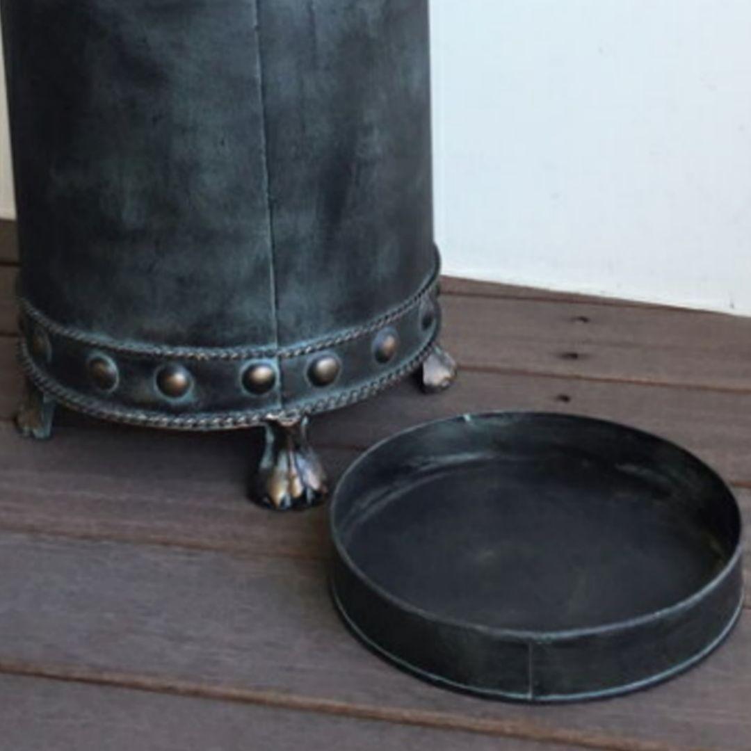 輸入雑貨　アイアン製品　『ライオン飾り付き円筒形傘だて』　アンブレラスタンド