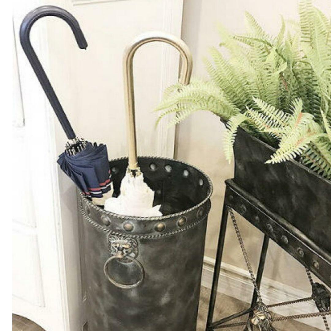 輸入雑貨　アイアン製品　『ライオン飾り付き円筒形傘だて』　アンブレラスタンド