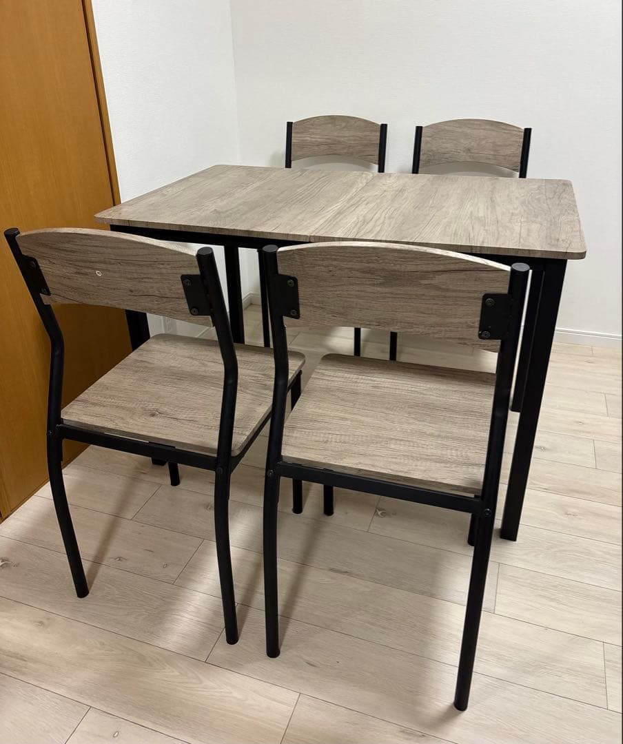 ダイニングテーブルと椅子4脚セット