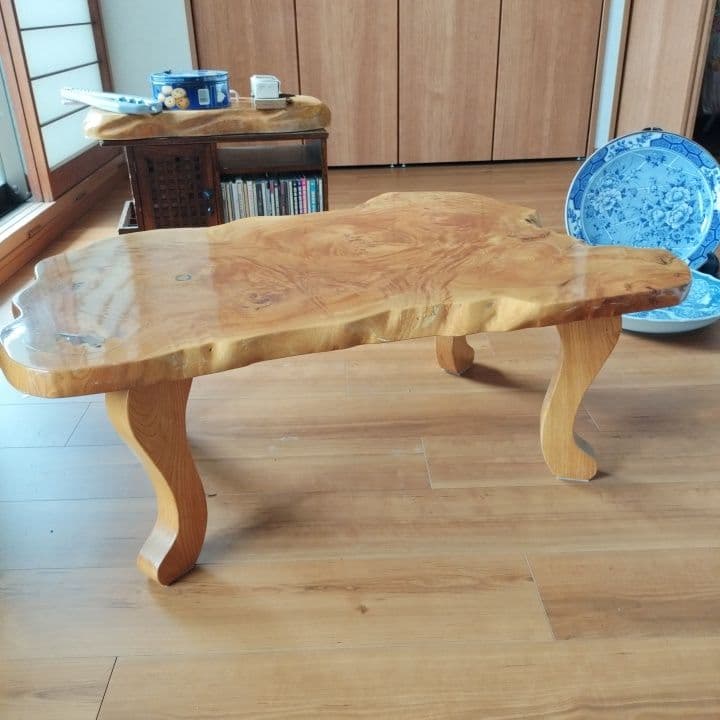 楠木の無垢材の自然形状座卓