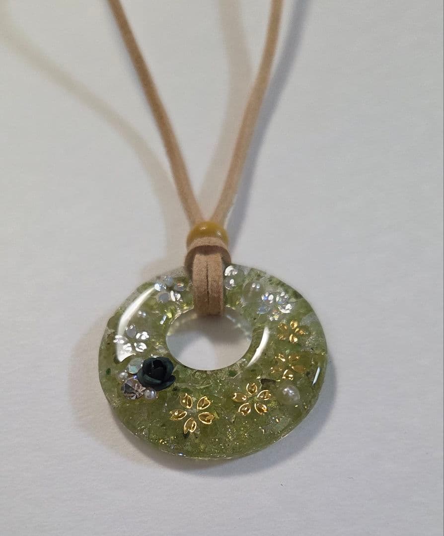 桜・ペリドットレジンネックレス　　天然石ネックレス　　レジンネックレス