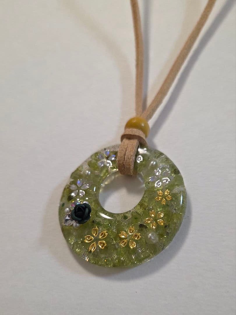 桜・ペリドットレジンネックレス　　天然石ネックレス　　レジンネックレス