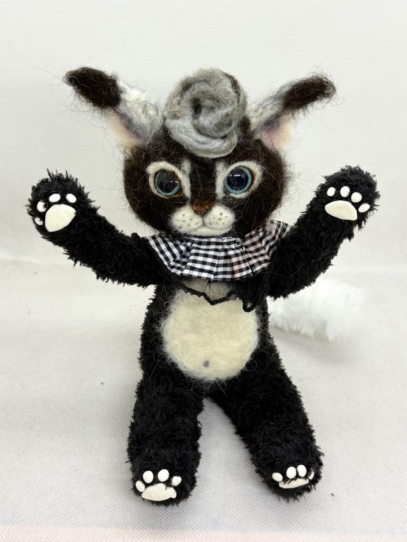 A猫 モノクロな幻獣アートドール【ハンドメイド 人形 猫 ぬいぐるみ