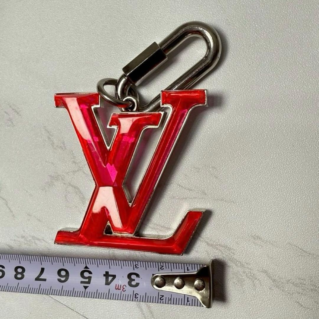 LOUIS VUITTON LVロゴ レッド バッグチャーム☆