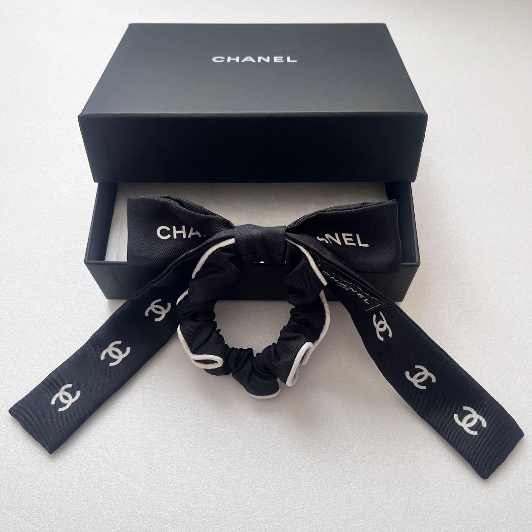 CHANEL 23P ロゴ ココマーク リボン シュシュ ブラック × ホワイト