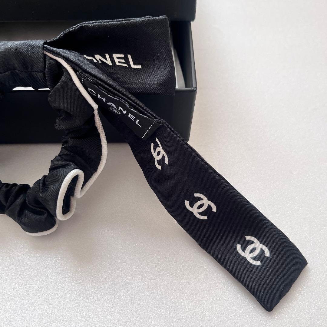 CHANEL 23P ロゴ ココマーク リボン シュシュ ブラック × ホワイト