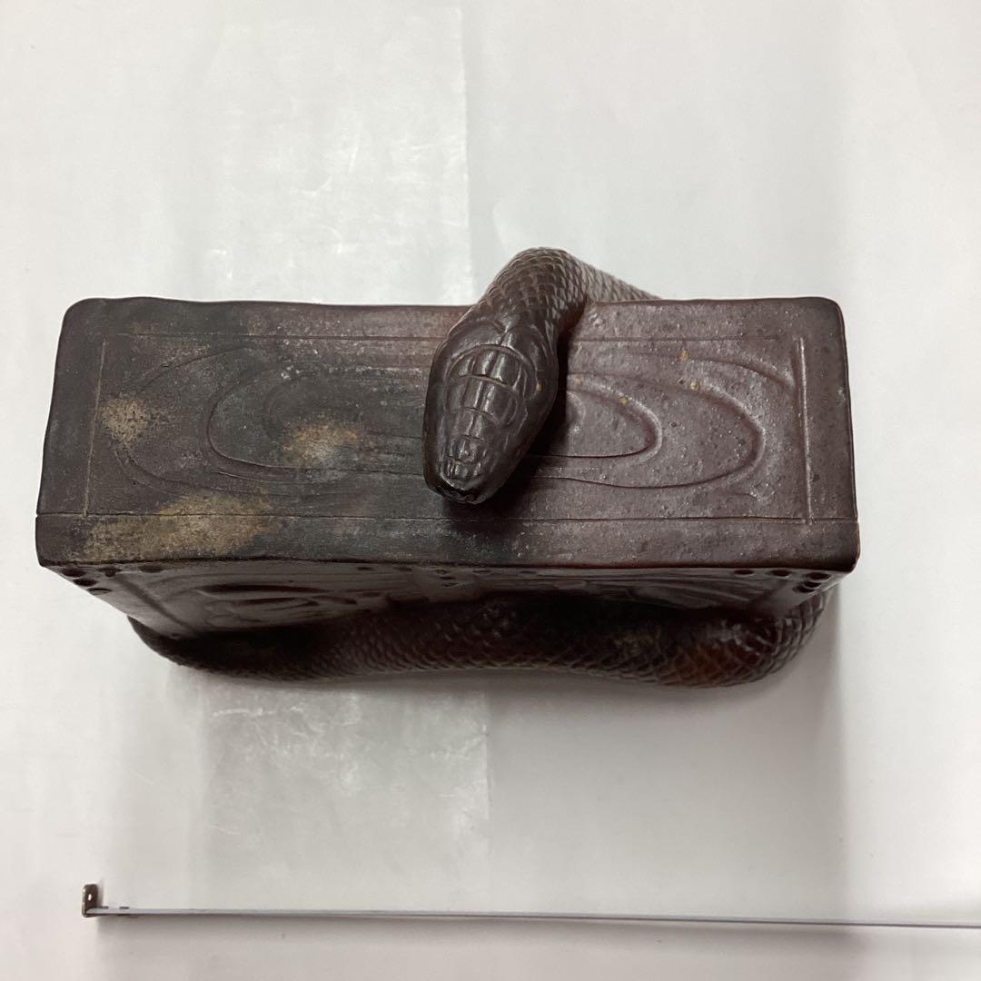 備前焼　千両箱に巻きついたヘビ　置き物　　［匿名便］