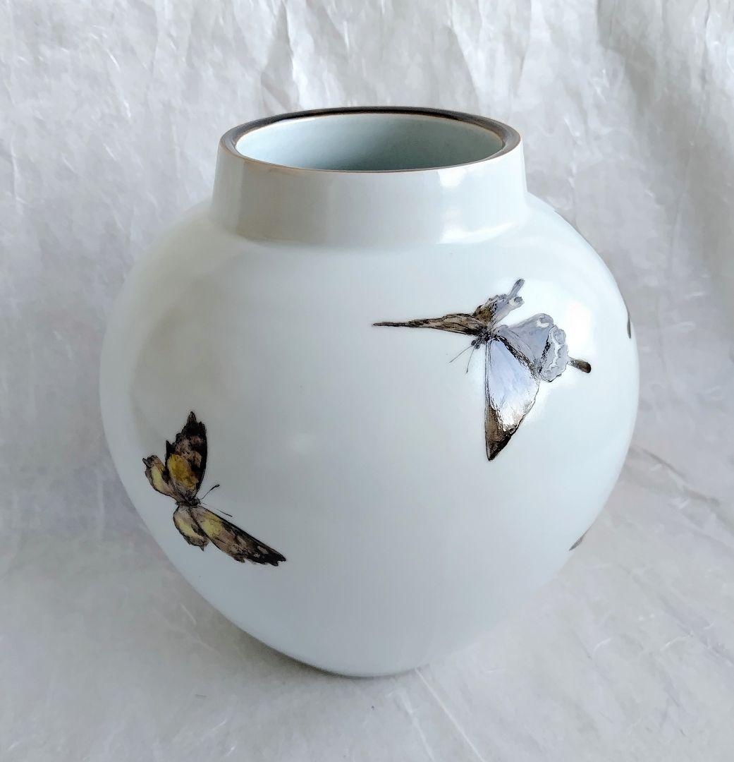 色絵磁器蝶図壺 (未使用 新品同様)