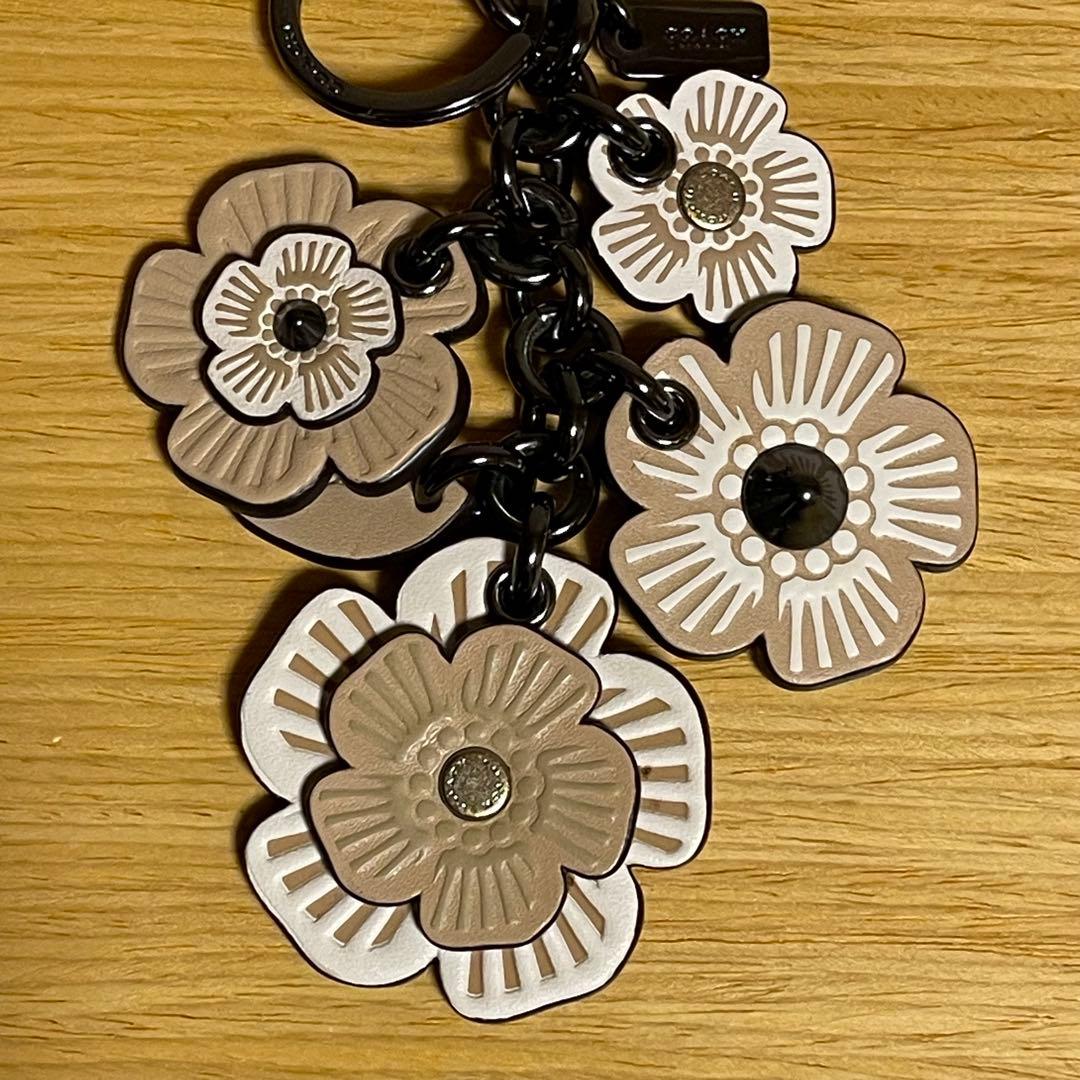 【新品】COACHコーチ ティーローズ フラワー レザーチャーム キーリング 花